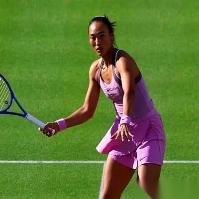 那个替中国拿下史上第一枚奥运网球女单金牌的郑钦文，你猜她现在在干嘛？
她居然在打