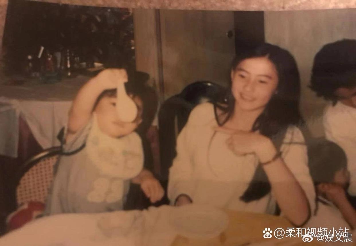 张柏芝晒出少女时期旧照，青春无敌颜值能打，如花美颜收获满满赞美 