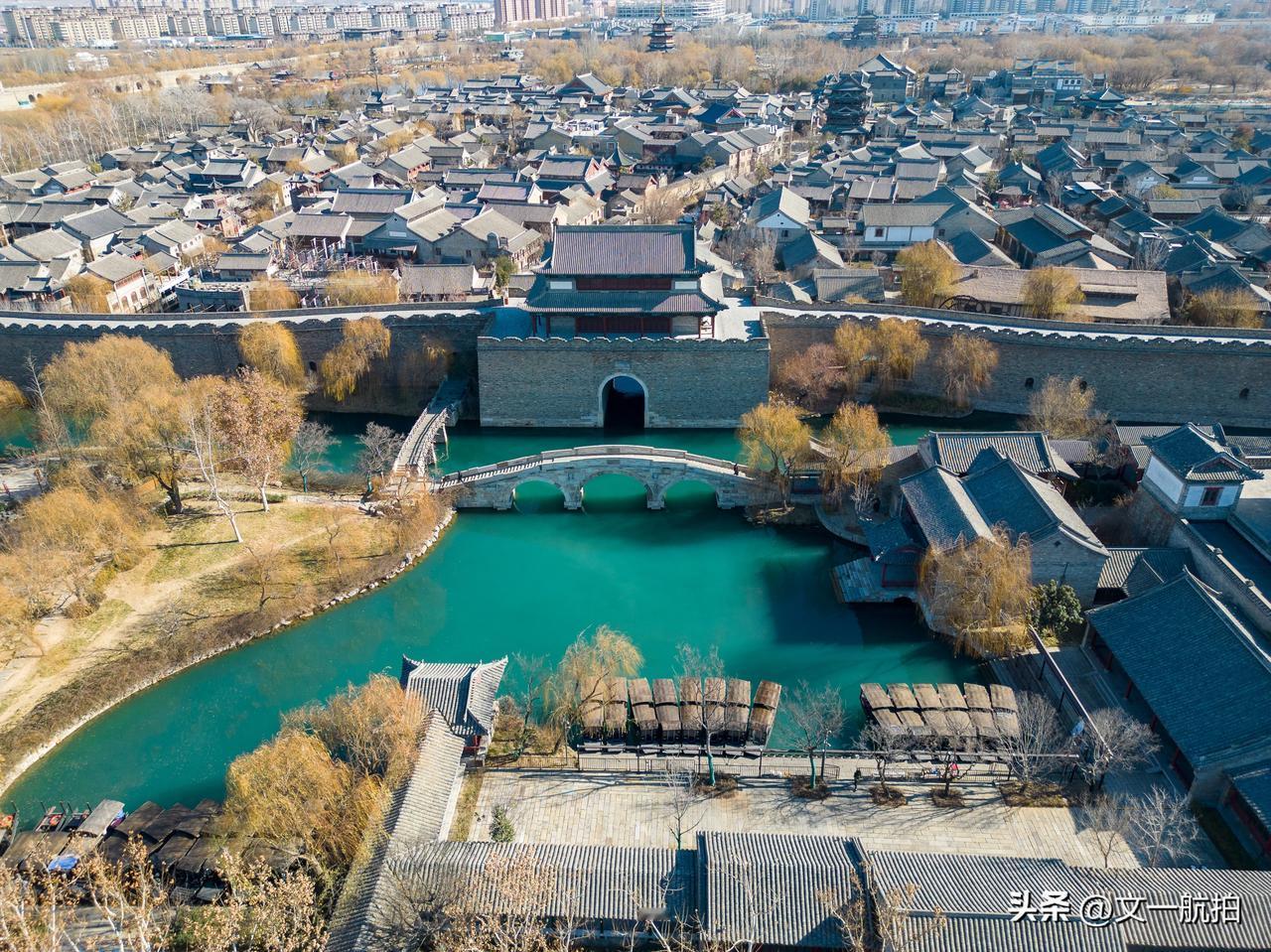 济南章丘的明水古城，虽然不是古代的古城，但是也并不影响它的秀丽，章丘的泉水就很美