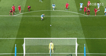 在激烈的比赛中，曼城队以出色的表现大胜利物浦，此时坐在替补席上的多纳鲁马也不禁露