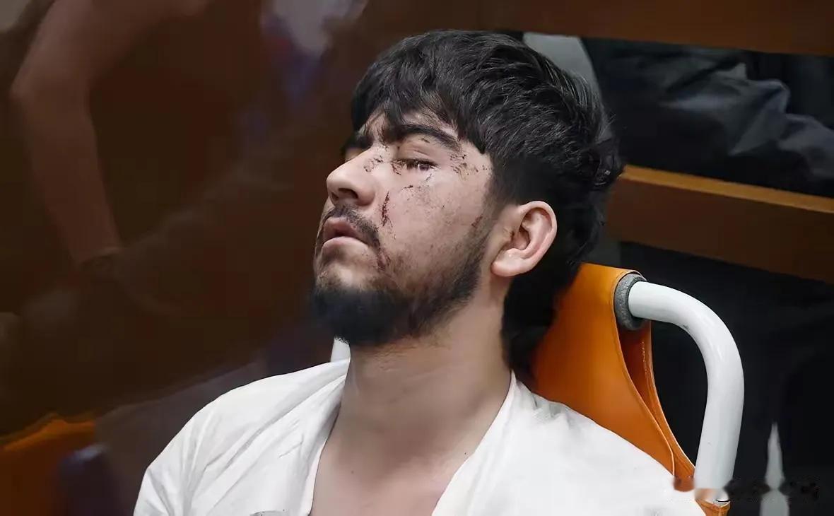 莫斯科购物中心恐怖袭击案的主犯的律师近日称，警察抓捕他的时候太粗野了，导致他身受