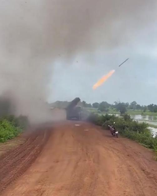 突发！中式火箭炮首战告捷！柬埔寨80发齐射，泰军来不及反应。

7月27日，柬埔