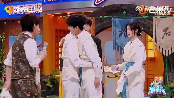 杨洋抱了抱丁程鑫 你好星期六泼水游戏前杨洋抱小丁那一下，我直接尖叫。若白师兄和长