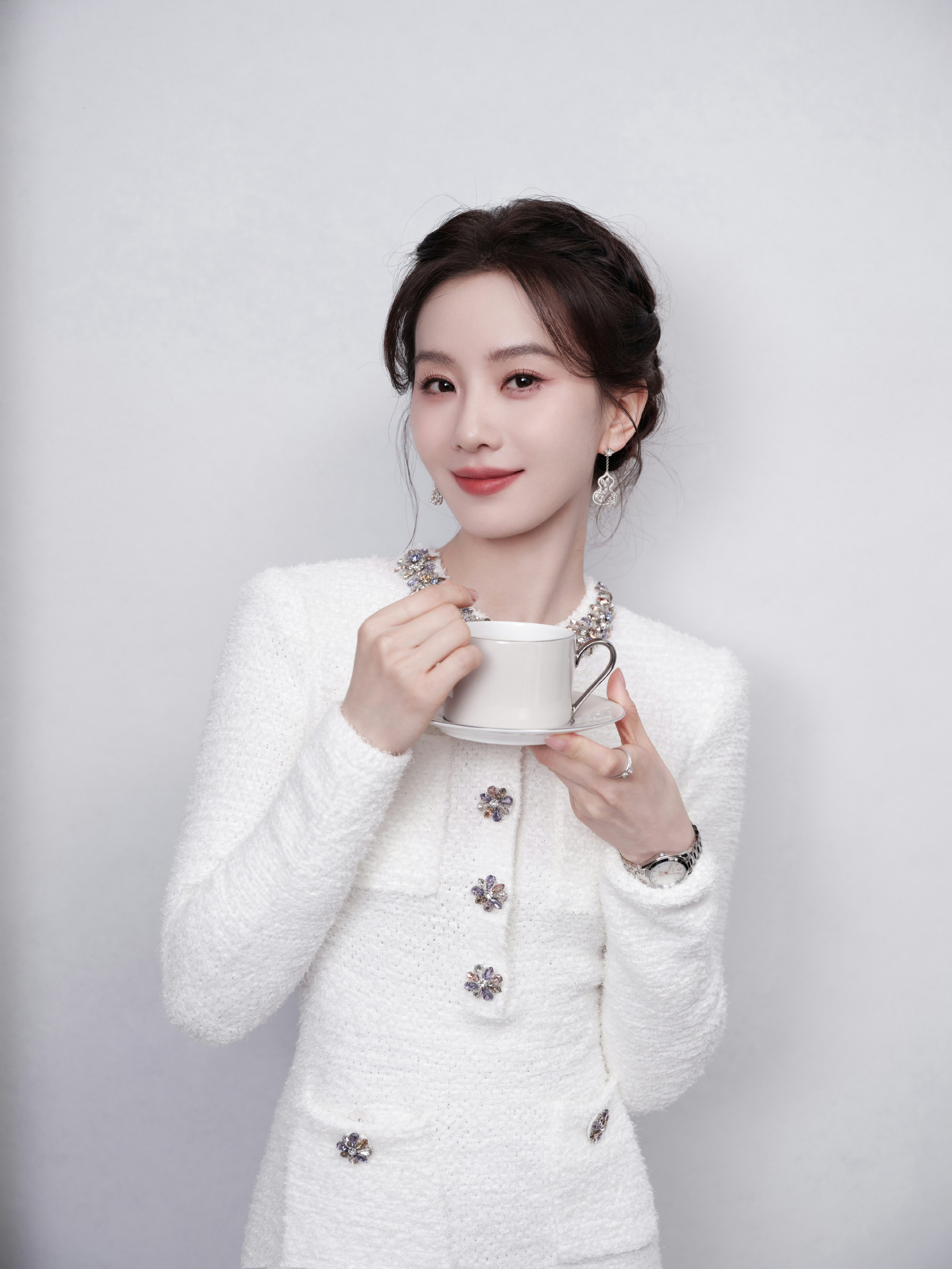 刘诗诗，新年品牌代言白色小香风穿搭，天然的优雅气质。刘诗诗