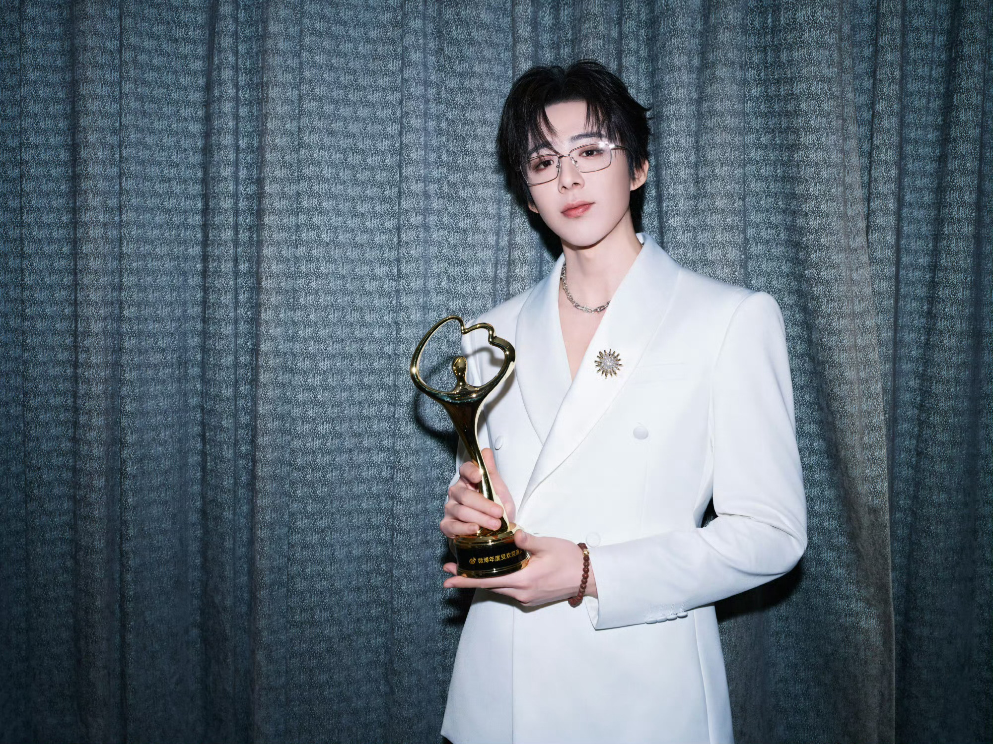 刘宇宁晒和张凌赫曾舜晞合照刘宇宁说唱好歌演好戏做好人 刘宇宁晒微博之夜 和张凌赫