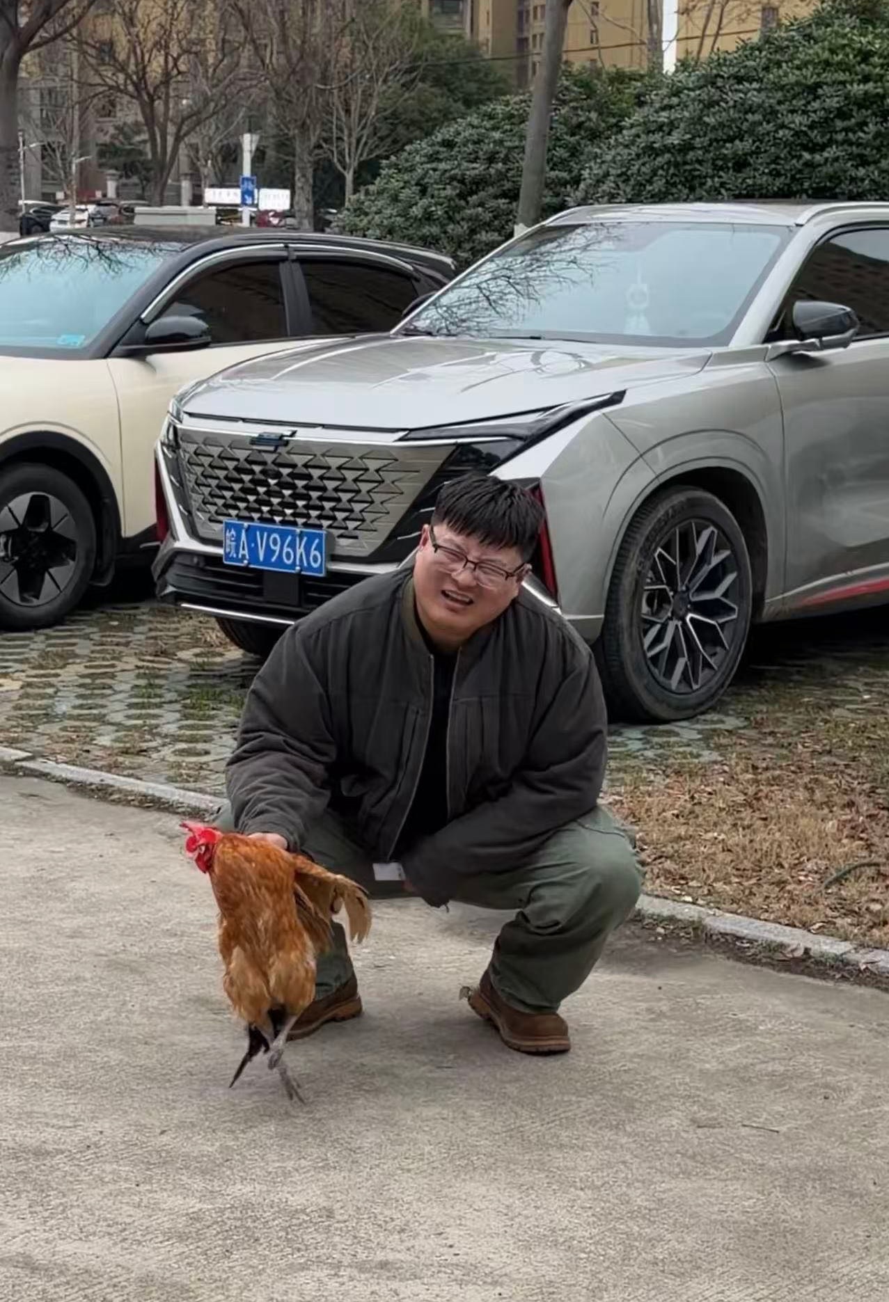 刚才我在拍摄【把鸡放后备箱挂着会不会扣分？】我和警察👮🏻♀️正在拍摄，然后鸡