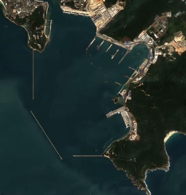 中国三艘航母全部出海部署！
中国海军近年来快速发展，三艘航母同时出海部署标志着实