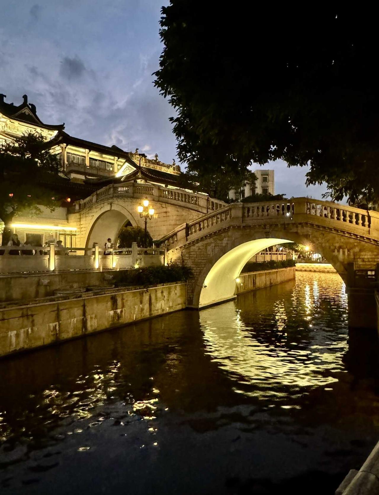 永庆坊
永庆坊的晚风
比想象中舒服
	
广州 永庆坊 月亮桥 广州夜景 广州旅行