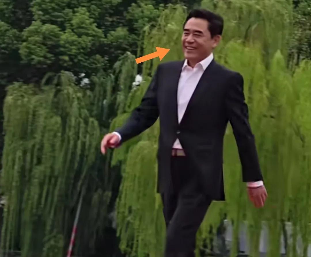 71岁陈宝国满面春风行走如风。