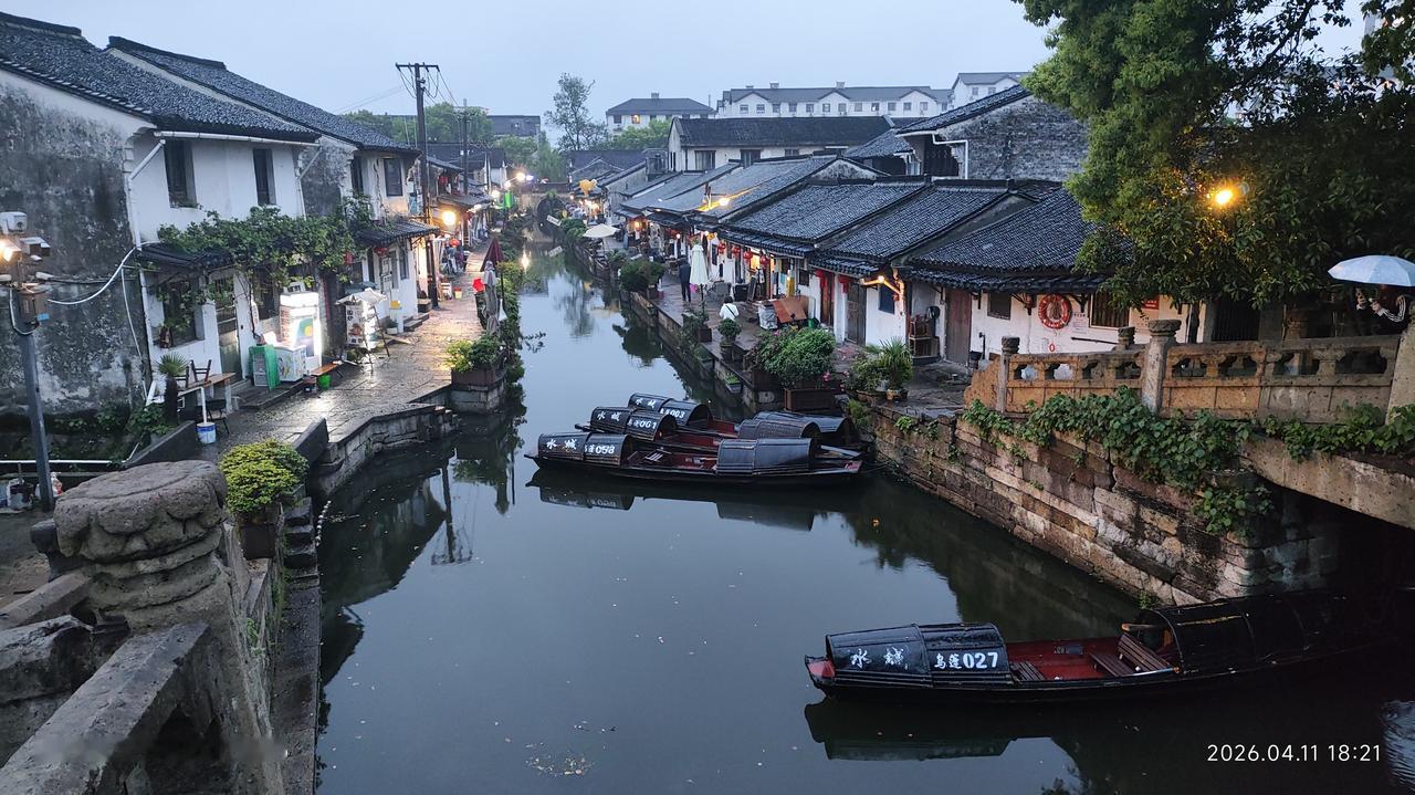 我们此次的浙南游，第一站是绍兴。
坐了24小时的火车终于到达了杭州，我们没出站直