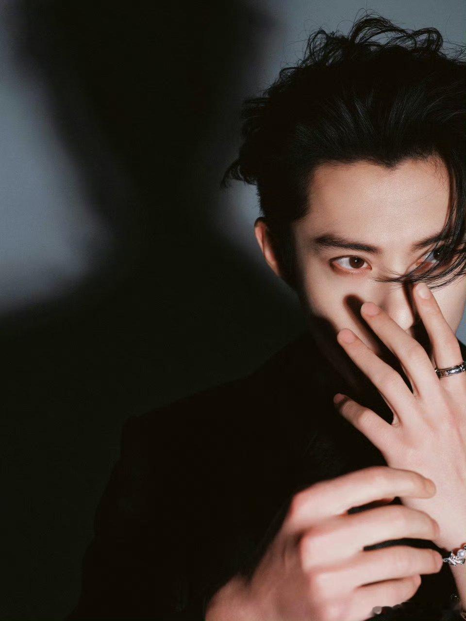 王鹤棣微博视界大会第一套造型和第二套造型🈶妈呀 王鹤棣帅成这样想干嘛[打cal