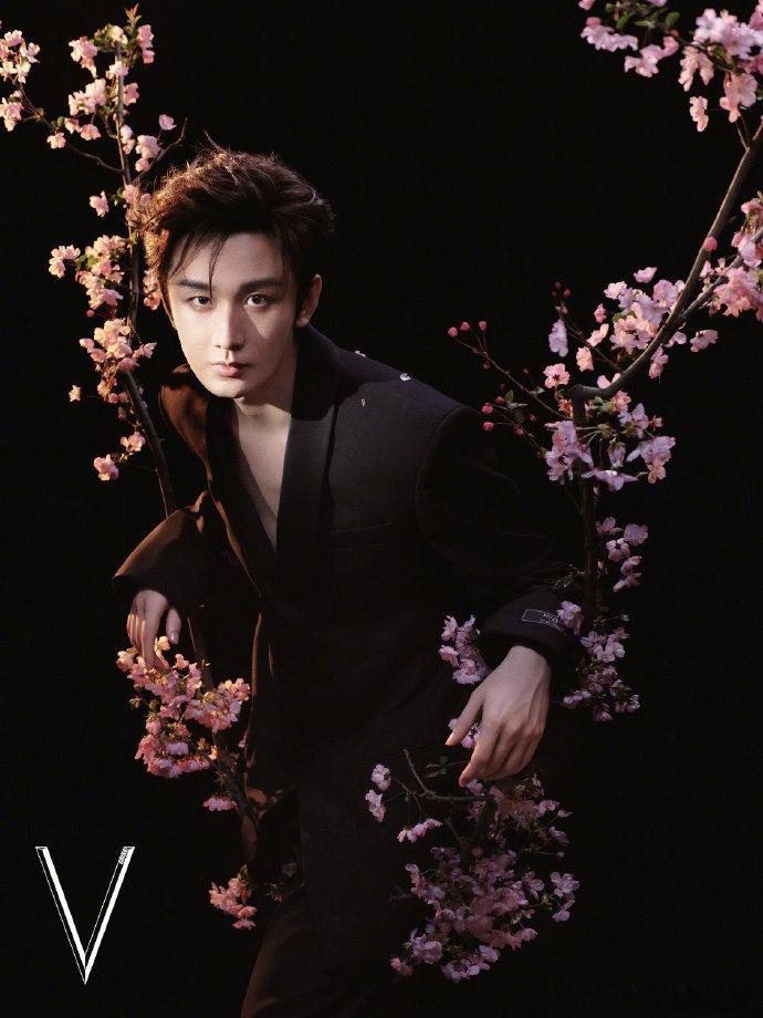 「 x V中文版 」限量版五月刊双封大片释出！黑发沉稳、金发优雅，每一面的呈现都