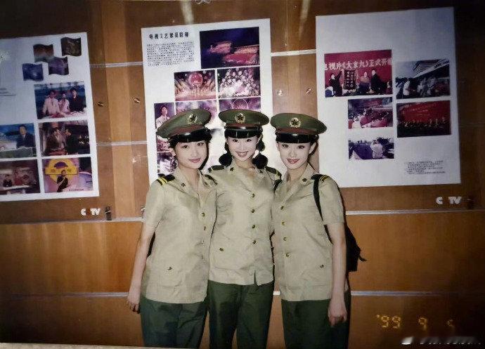 孙俪晒军装旧照庆八一建军节八一建军节，孙俪晒出珍贵军装旧照，青涩模样灵动飒爽，军