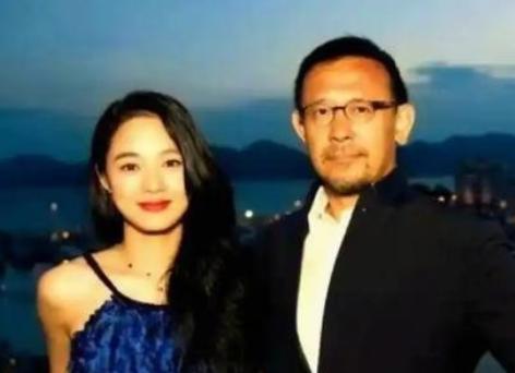 2006年，姜文携妻周韵赴法探望女儿，十二岁的姜一郎满脸寒霜，冷硬地丢下一句："