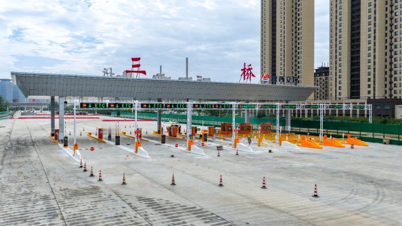 双向4车道升级8车道，西兴高速改扩建已转入桥面施工阶段，目标10月底前主体完工。