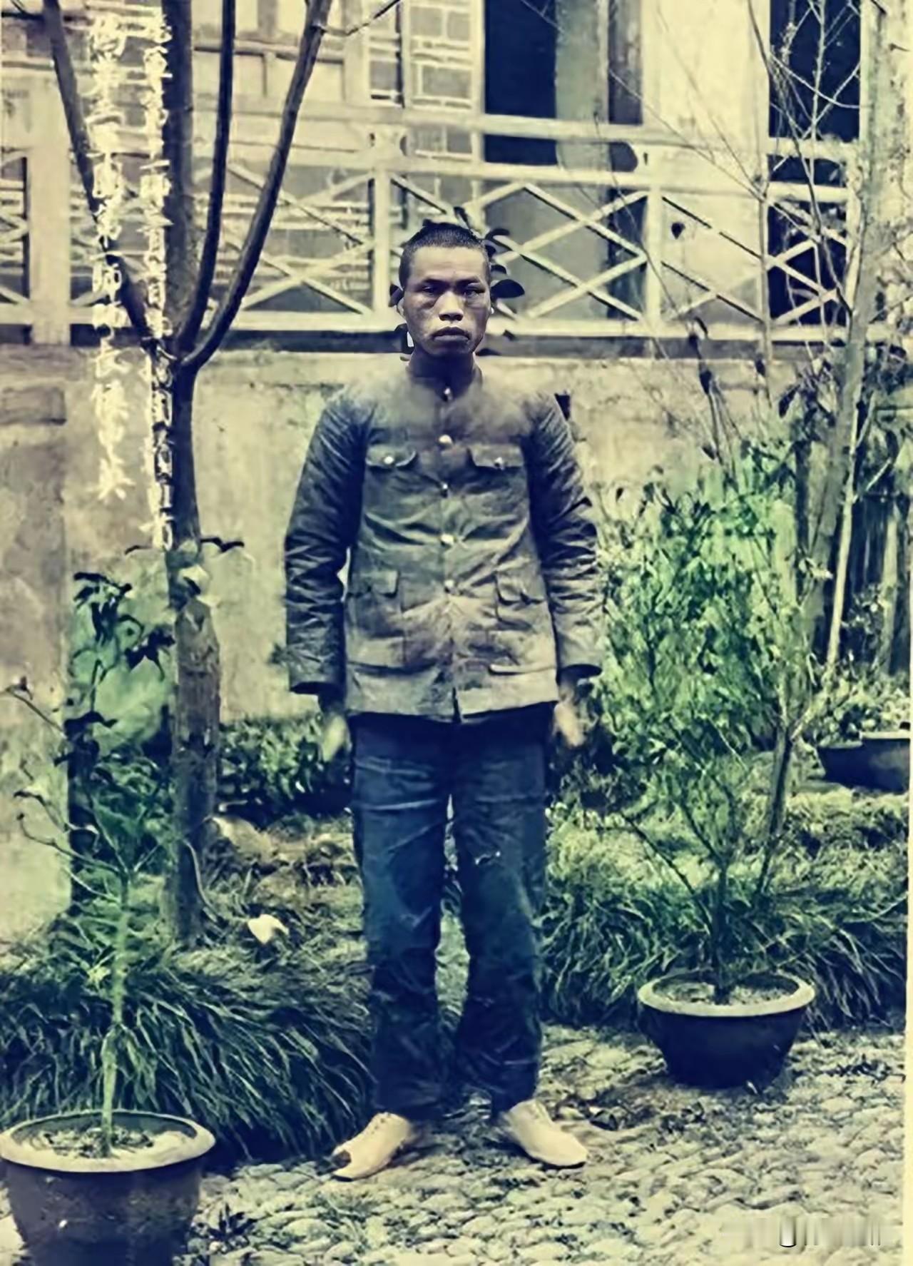 这是1932年，红军师长侯中英在赣州被俘后的留影，目光坚毅，从容赴死
 
照片里