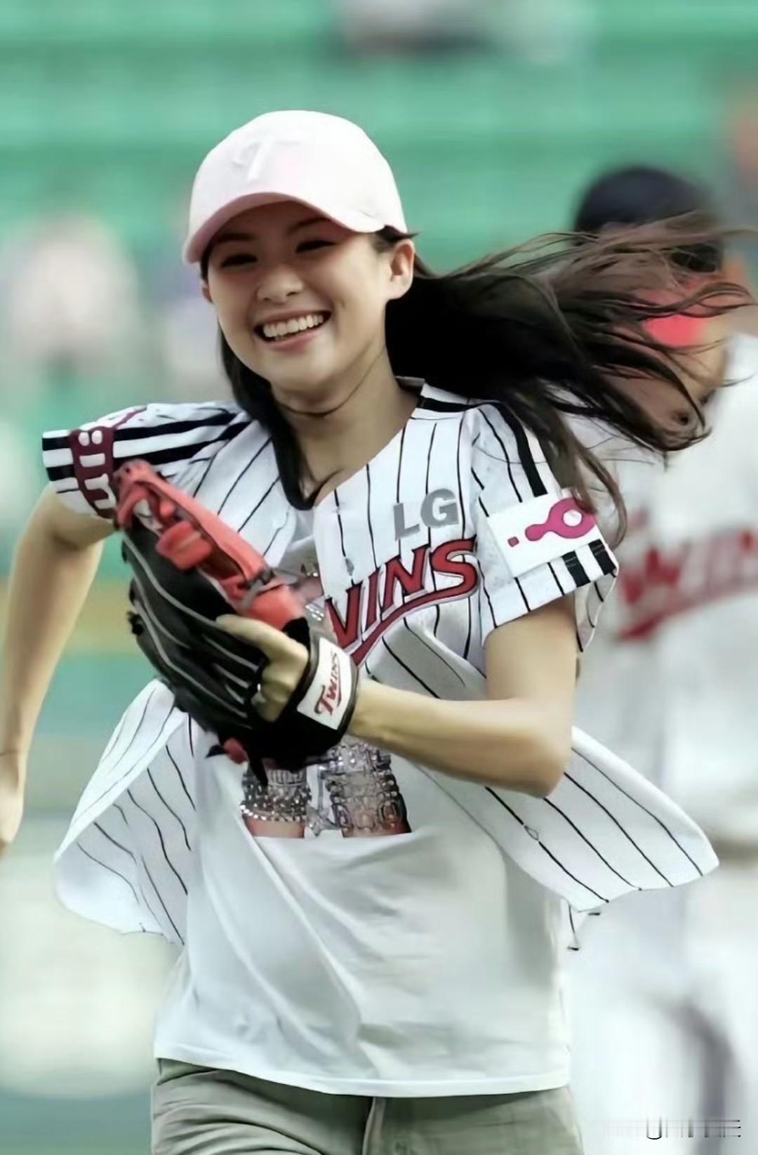 2009年，章子怡为韩国棒球比赛开球的照片，真的惊为天人，好美啊。 ​