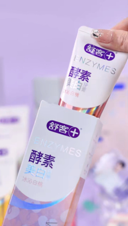 肖战舒客全球品牌代言人舒客更懂东方人的口腔美护每天早晚坚持刷牙3分钟，但牙渍依旧