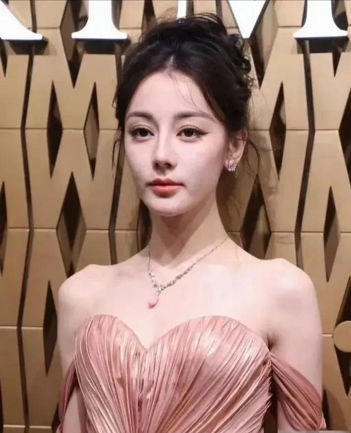 迪丽热巴真实的皮肤状态展现出明星亦如普通人一般，也会面临诸如长痘、衰老等肌肤问题