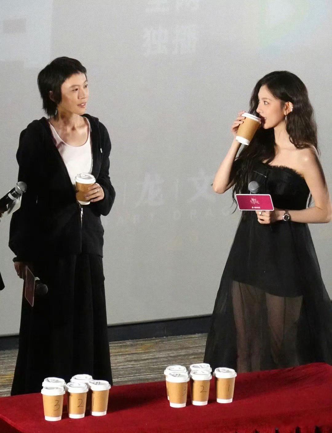 窦靖童宋妍霏手牵手遛狗刷到她俩手牵手的画面直接愣住，我还停留在宋妍霏和张一山那段