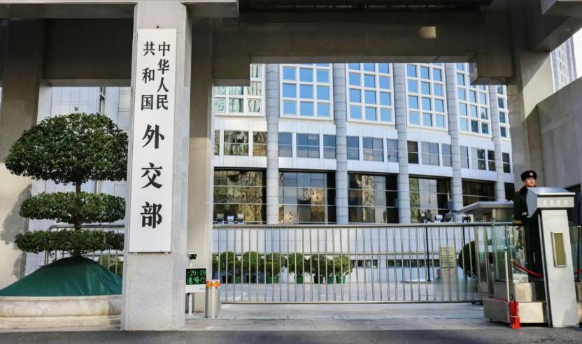 世界格局正在改变，美西方承认！
【参考消息】数十年来，全球外交围绕华盛顿旋转。今