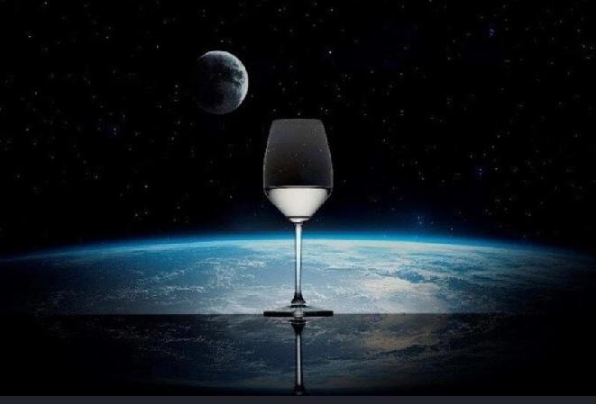 在太空中发酵而成的一小瓶日本清酒，最近以1.1亿日元（约526万元人民币）的天价