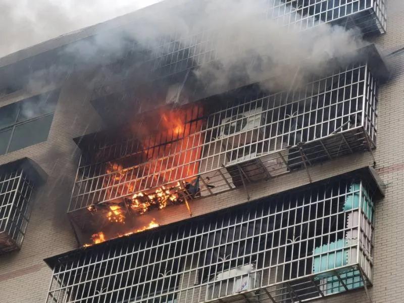 太吓人了，大家一定要引以为戒。
今天我们邻居出门买菜，走的时候小孩子还在睡觉，想