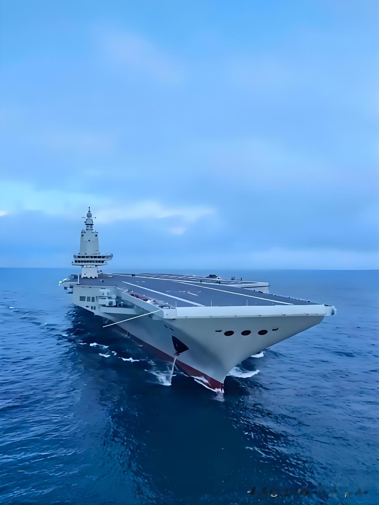 个人觉得，有可能还是沿用前三艘航母起名字的惯例，用沿海城市或省份的名字来冠名。如