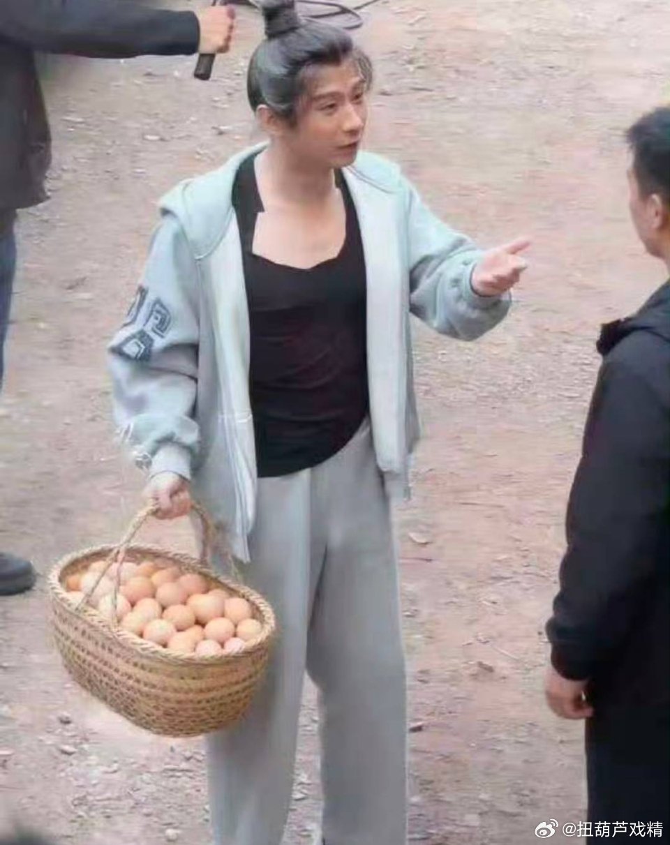 这鸡蛋是P上的？太像村里卖鸡蛋的大爷了 