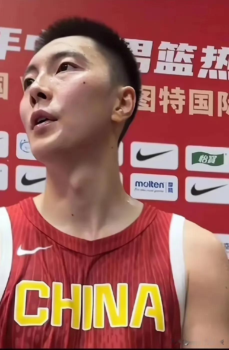中国队长胡明轩，在中国男篮的低谷时期，担起了国家队队长重任。当他面对镜头采访那一