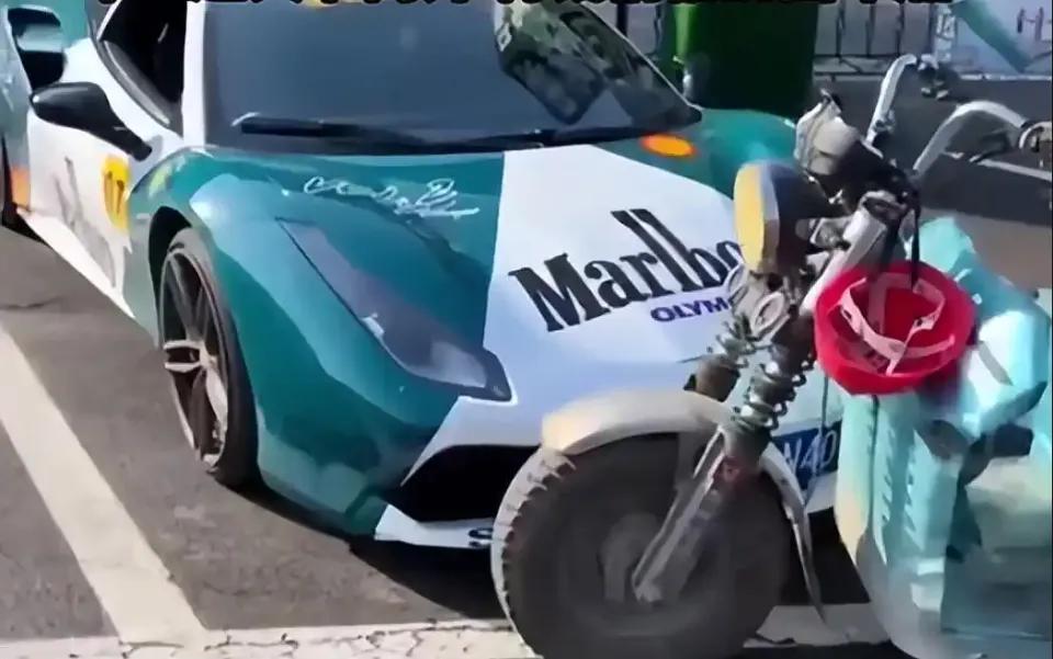 山东一大爷骑三轮车意外撞到法拉利，掏出163元和4棵菜作为赔偿，车主趁大爷离开时