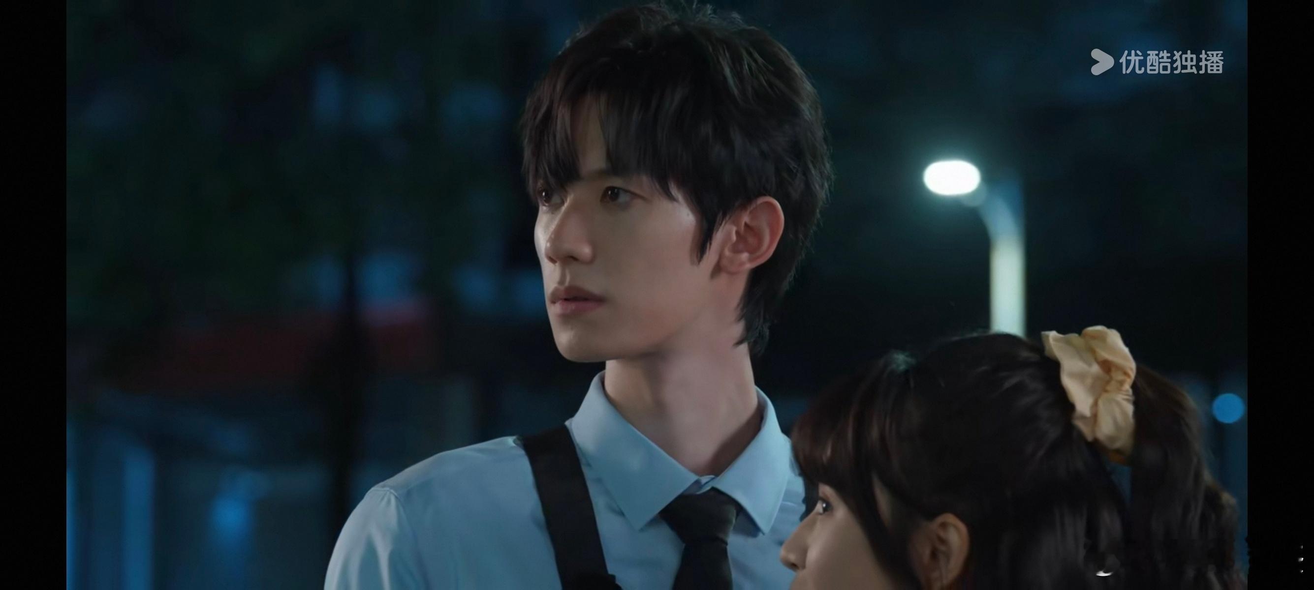 刷到首页发的吻戏合集，我刚开始试毒…图1长得怪吓人，面相怪差的…图2的黑眼圈咋回