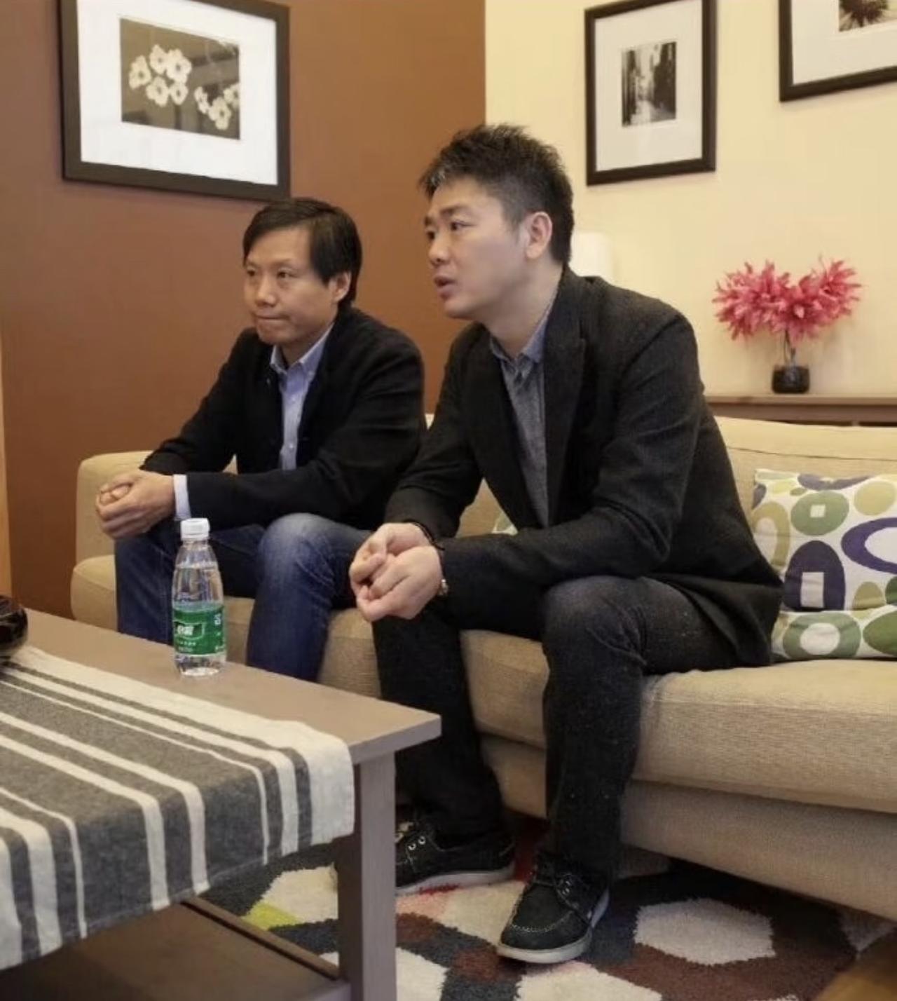 2015年，刘强东造访雷军，两人站在大厅聊天，雷军侃侃而谈，而刘强东看着远方，若