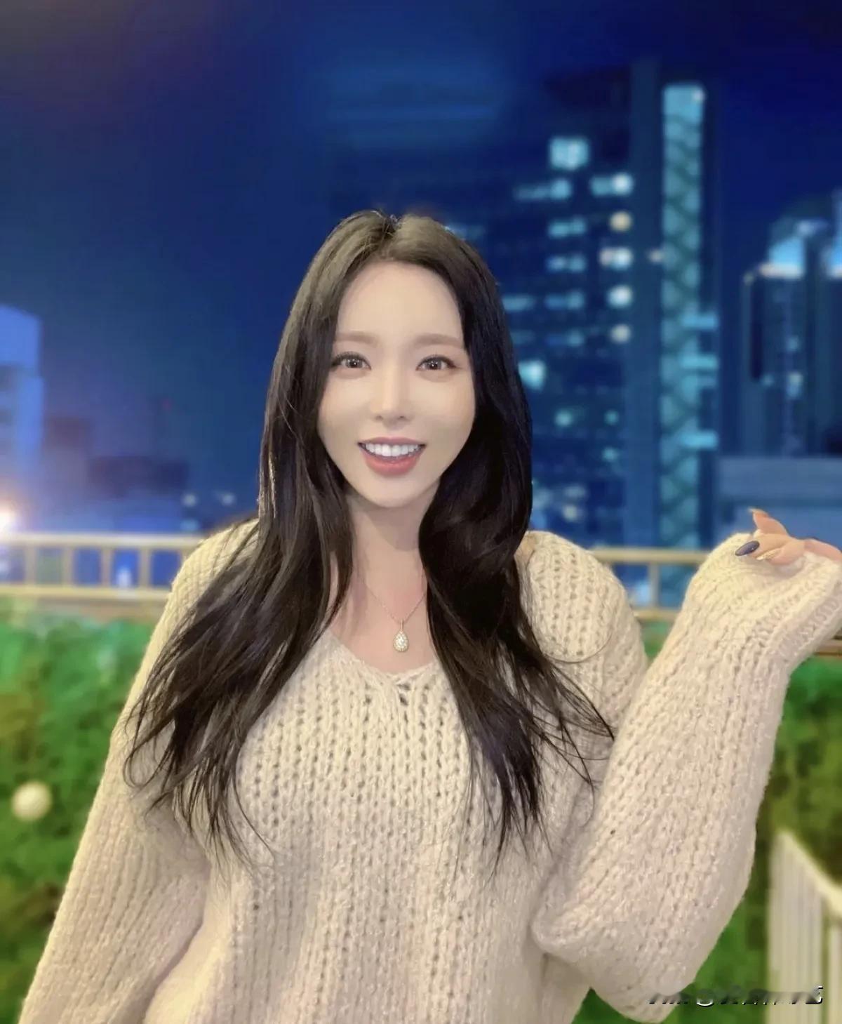 2月，歌手洪真英在自己的Instagram上上传了多张照片，并写道