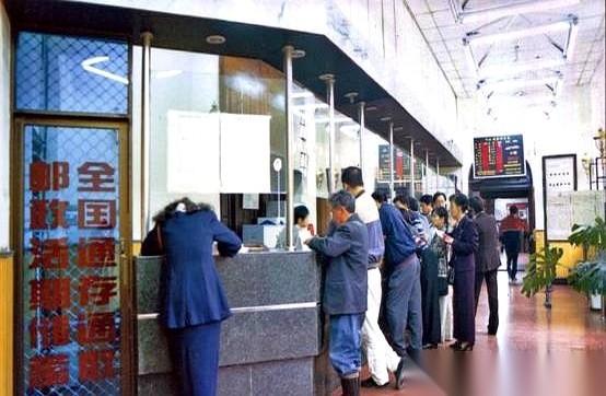 1998年，中国邮政的账本上，砸出了一个179亿的窟窿。
邮电分家，电信拿走了所