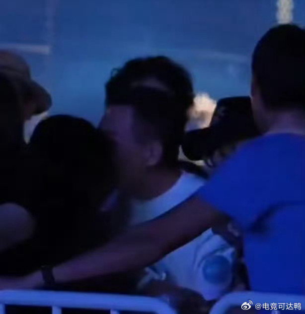 Ryan 性骚扰爸呀，大哥，你在干什么啊，不是，这个世界的男生都这样了吗，不是很
