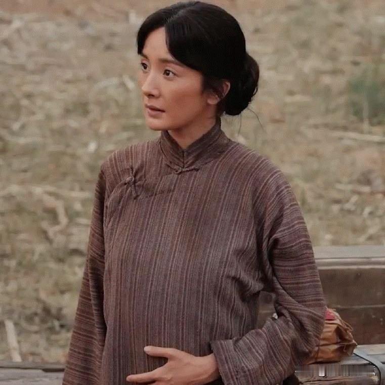 杨幂《生万物》吃亏
就在于她太漂亮，演不出农村妇女的那种乡土气息，演技是真的比以
