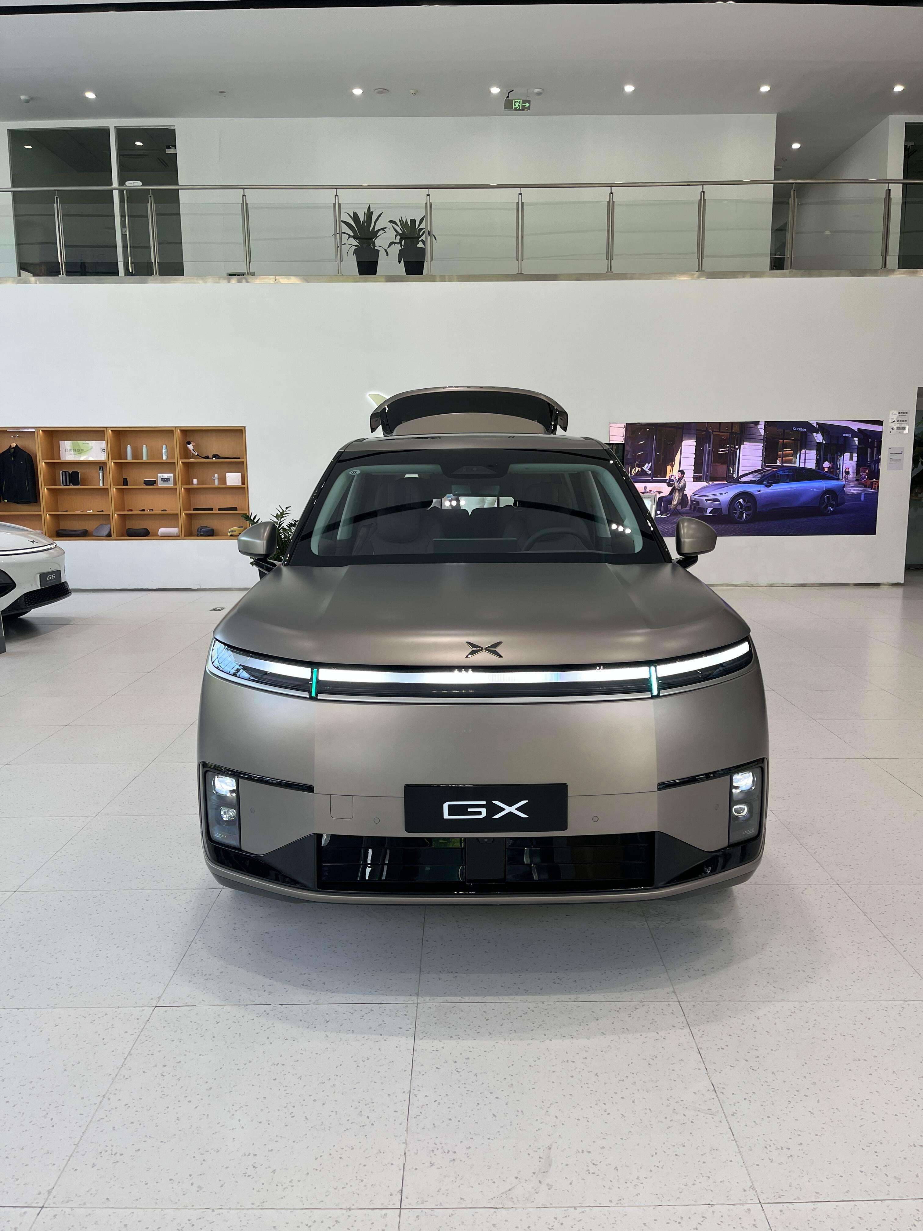 小鹏GX挺好看的啊，外形干净利索，配合285的大宽胎，整车扎实稳重，乘坐空间和储