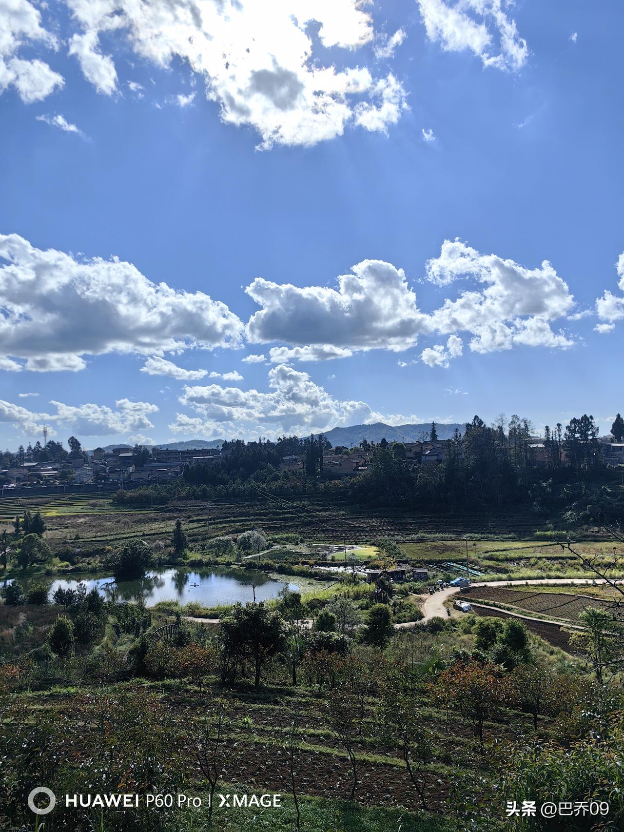 春播千亩稻；喜盈万户门
 
- 喜盈：喜气充满
​
- 万户门：家家户户
注解：