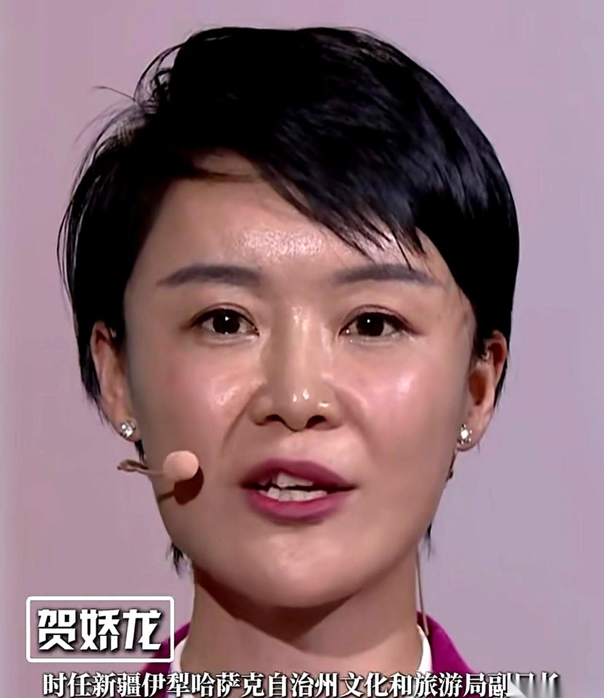 那个策马雪原的贺娇龙，最终没摔在马下，而是倒在了办公桌前。
一夜爆红的流量，把她