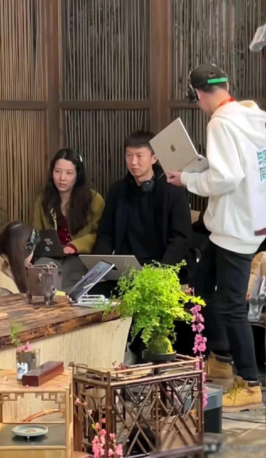 哈哈，真是家有活宝啊！一天不见骞儿，感觉整个家都失去了活力，宇辉和鹏更是有些无所