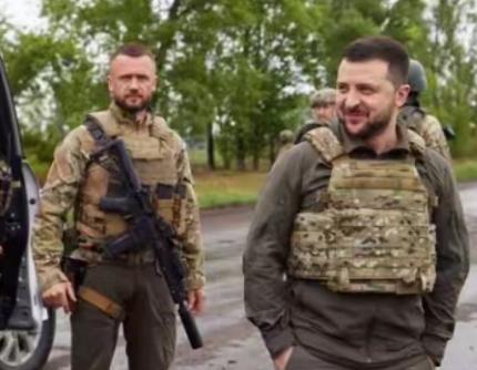 泽连斯基给了乌克兰议员们两个选择，一个是继续留下来为乌克兰服务，另一个就是将他们