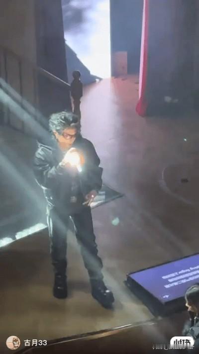 还好穿了增高鞋
不然这个明星真要被粉丝亲到了
马伯骞在台上演出，一个黑衣女粉丝淡