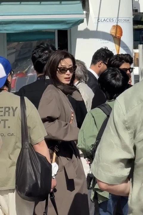 戛纳偶遇全智贤网友戛纳偶遇全智贤🈶~网友戛纳偶遇全智贤欧尼依然这么爱风衣，气质