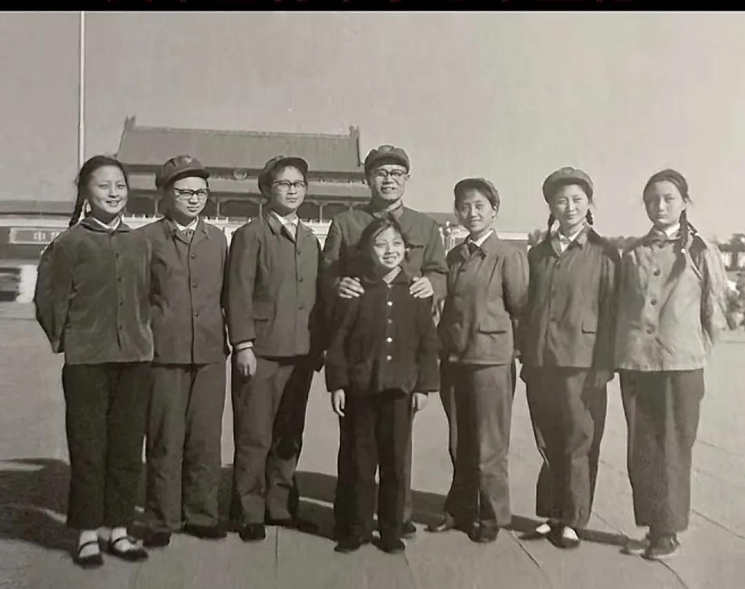 70年代，王兆相将军和吴荣正的七个女儿，一张罕见的留影，面对镜头他们脸上挂着微笑