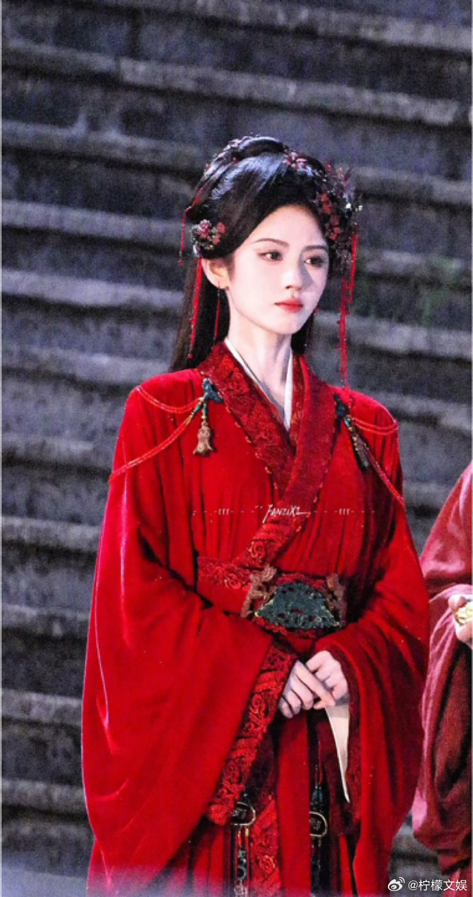 鞠婧祎红衣战袍鞠婧祎把国色天香具象化了鞠婧祎红衣战袍美的太惊艳了呀，红色系的古装