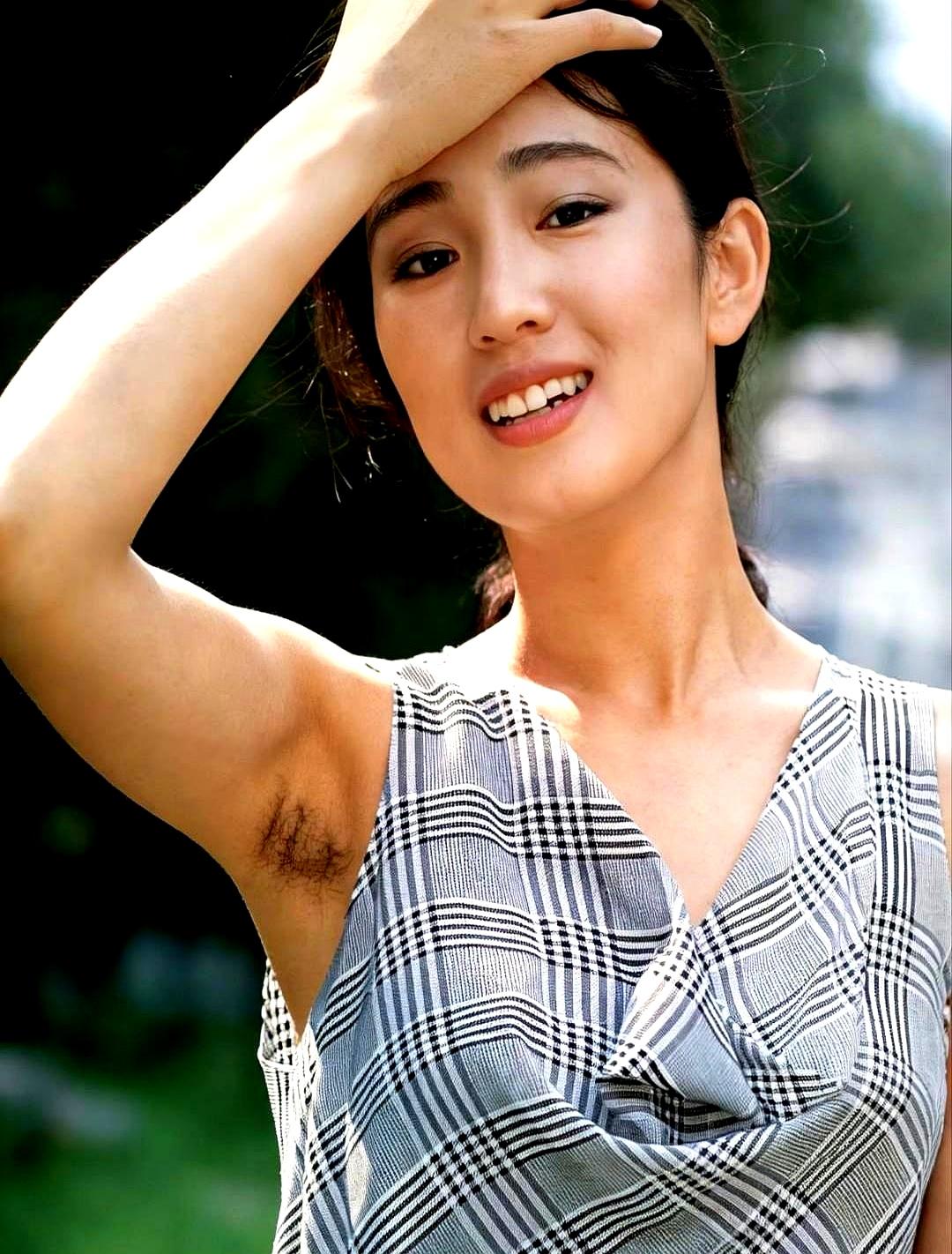 巩俐三十年前的挂历，扯下了如今高级审美的遮羞布。
镜头前穿无袖衫的巩俐，大方展