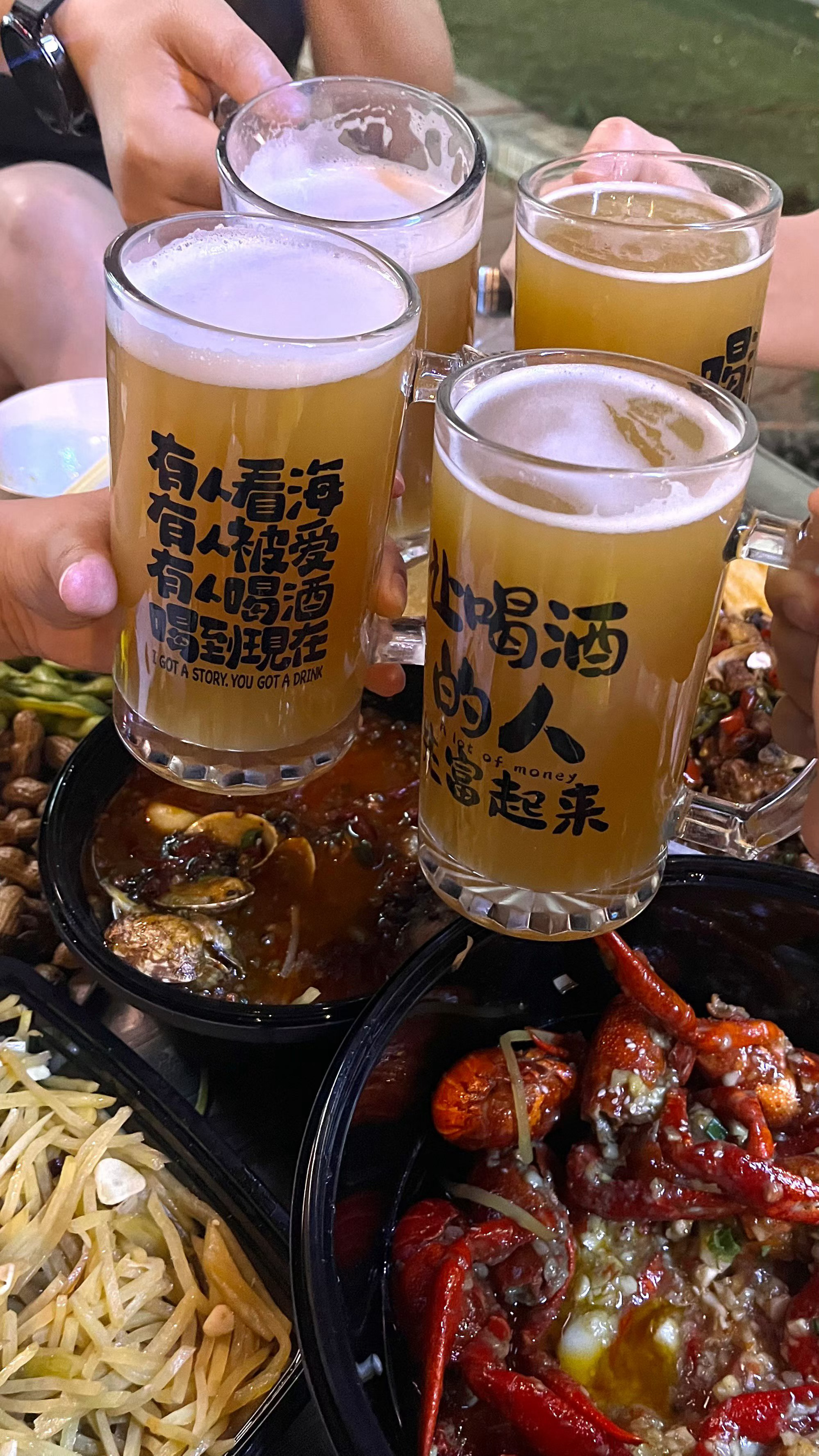 喝完我先走了 你的一辈子我付不了责 酒钱我付不起 你的苹果手机我拿去卖了 烟和火
