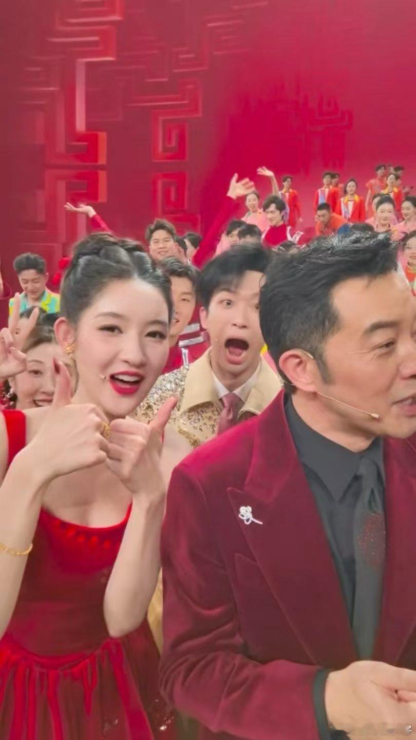 黄子弘凡 邓超幼年体谁看了不说一句黄子弘凡太有活力了！春晚舞台上蹦蹦跳跳，脚就没