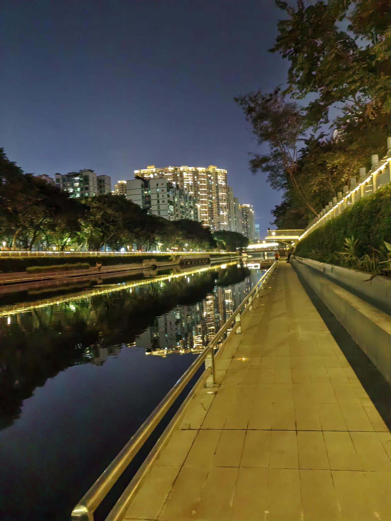 晚风里的城市温柔
 
下班拐进这条滨河步道时，总觉得日子突然慢了下来。
 
白日